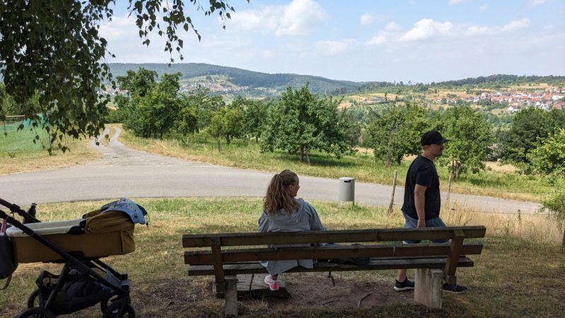 Schöne Aussicht über Berglen mit Sitzbank